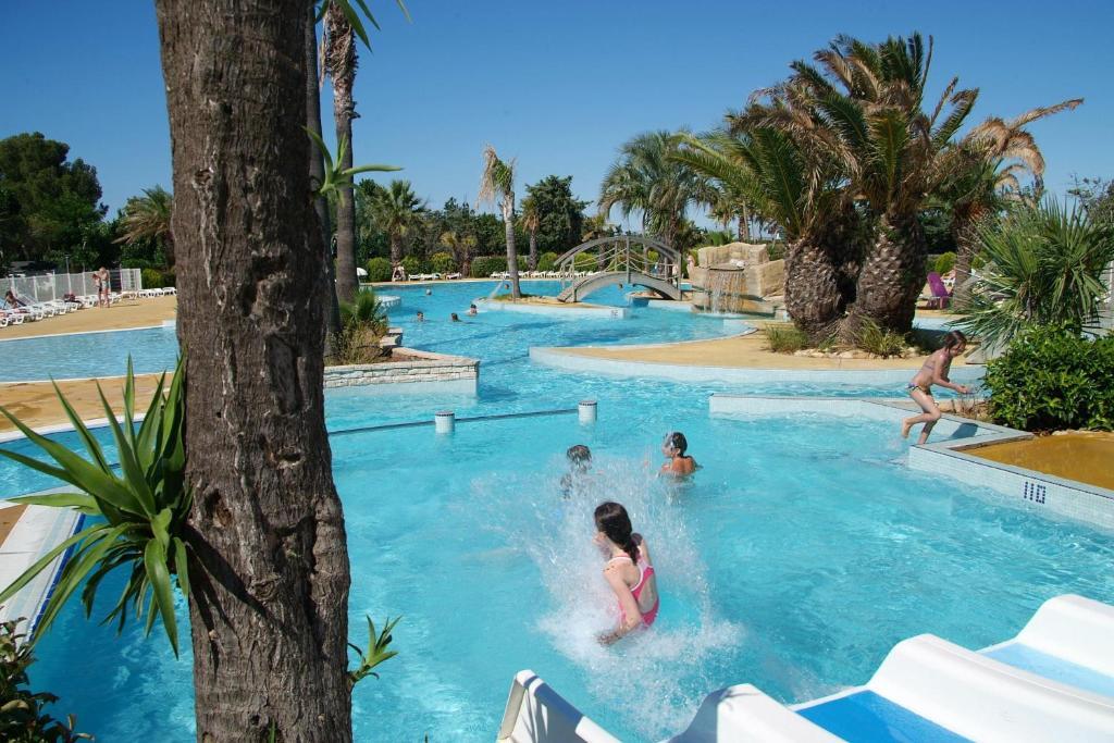 Camping Resort Les Champs Blancs Agde Bagian luar foto